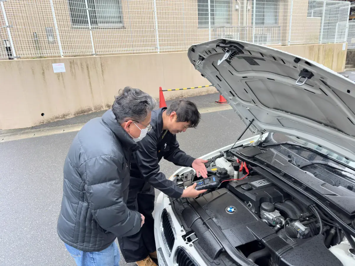 エンジンルームでの整備作業